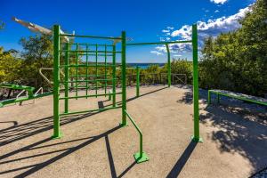 een lege speeltuin met groene bars op het strand bij Villa Vlacich for 8 people near Labin - Rabac with heated pool & sea view - only 2 km from beach in Trget