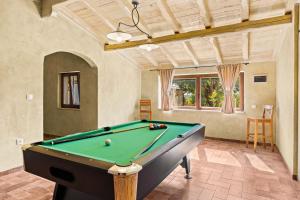 een biljartkamer met een pooltafel erin bij Villa Vlacich for 8 people near Labin - Rabac with heated pool & sea view - only 2 km from beach in Trget