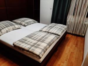 ein Bett mit zwei Kissen darauf in einem Schlafzimmer in der Unterkunft City Bonn Apartments in Bonn