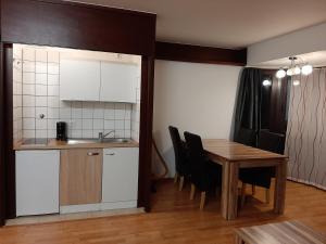 eine Küche und ein Esszimmer mit Tisch und Stühlen in der Unterkunft City Bonn Apartments in Bonn