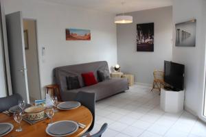 Χώρος καθιστικού στο Superbe appartement climatisé vue port et mer - 4YACHT37