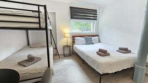Postel nebo postele na pokoji v ubytování Newly renovated Studios & Ensuite Rooms! - Camberwell