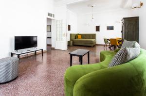 TV a/nebo společenská místnost v ubytování Appartements Balima Harcourt DeLuxe