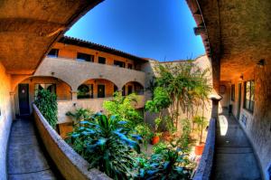 - une vue sur un bâtiment avec une cour ornée de plantes dans l'établissement La Villa de Zaragoza, à Tijuana