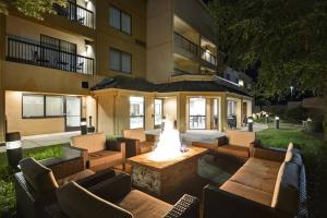 Courtyard by Marriott Dalton的休息区