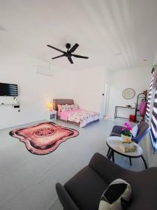 TV a/nebo společenská místnost v ubytování Richer Tiny House