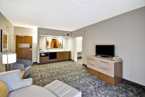 Courtyard by Marriott Dalton的电视和/或娱乐中心