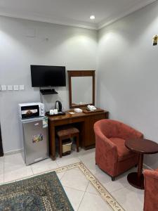 un salon avec un bureau, une chaise et un miroir dans l'établissement فندق درة المنابر الفندقية, à Médine 25 autres photos