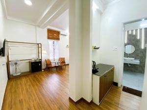ein Zimmer mit Spiegel und Ankleidezimmer in der Unterkunft Mô Tê Homestay 2 gần Chợ Đông Ba, Cung Đình Hoàng Thành Huế in Hue