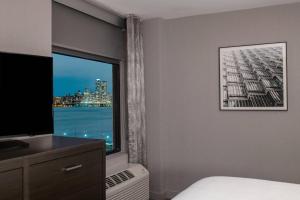 Residence Inn by Marriott Weehawken的电视和/或娱乐中心