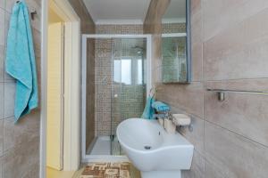 Un baño con lavabo blanco y ducha. en Brand New Apartment 3 Bdr 2 Bth Bugibba B8, en St Paul's Bay 32 fotos más
