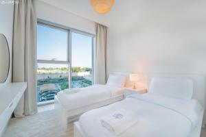 Postel nebo postele na pokoji v ubytování Downtown Views II Tower 1 brand new units