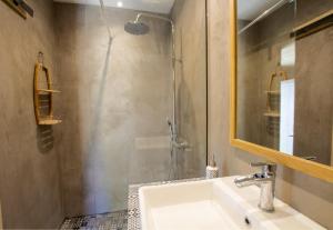 La maison de lolo et marco في Champagnac-de-Bélair: حمام مع حوض ودش ومرآة +21 صورة