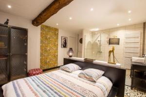 La maison de lolo et marco في Champagnac-de-Bélair: غرفة نوم بسرير كنج وحمام