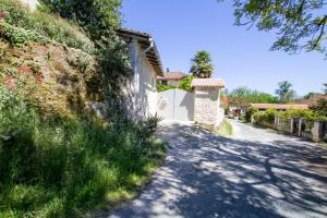 La maison de lolo et marco في Champagnac-de-Bélair: طريق عليه منزل