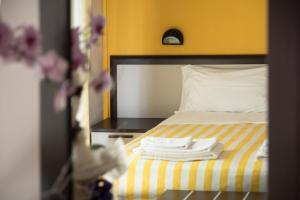 A bed or beds in a room at Hotel Mirage