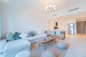 Posezení v ubytování Downtown Views II Tower 1 brand new units