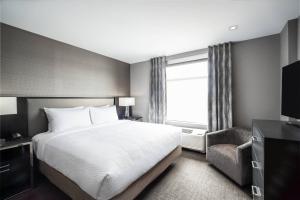 Residence Inn by Marriott Weehawken的电视和/或娱乐中心