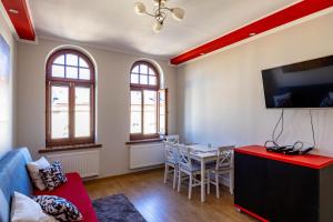 Televízia a/alebo spoločenská miestnosť v ubytovaní Voal Mini 2 Apartament