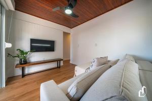 Μια τηλεόραση ή/και κέντρο ψυχαγωγίας στο Casa acolhedora e confortável com 03 dormitórios