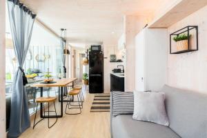 Kuchyňa alebo kuchynka v ubytovaní BUQEZ ECO RESORT - Villa 18 - Direkt am Strand