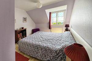 Un dormitorio pequeño con una cama y una ventana. en Appartement Ker Glaz, en Damgan