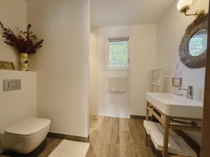 CassyにあるAppt Premium environnement boise Bassin d Arcachonのトイレと洗面台を備えた白いバスルーム +16枚の写真