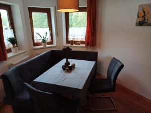 Posezení v ubytování Ferienwohnung am Ulrichsgrünbach + 17 fotografií