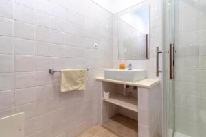 Ένα μπάνιο στο Villa Oasis Hidden Gem Heart of Village Pool Courtyard