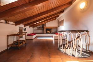 Una gran sala de estar con techo de madera. en Art Haven Apartment Ravenna, en Rávena
