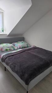 Postel nebo postele na pokoji v ubytování Apartmán - Café Princ pod Hradem WiFi, KLIMA