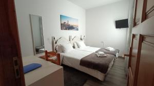 El PortezueloHabitación privada en la Laguna的一间带床和电视的酒店房间