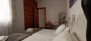 Habitación privada en la Laguna客房内的一张或多张床位