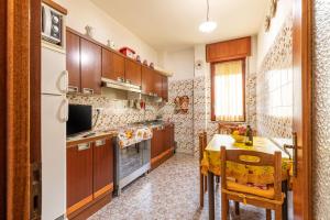 キアンチャーノ・テルメにあるAppartamento Le Termeのキッチン(木製のキャビネット、テーブル付) +21枚の写真