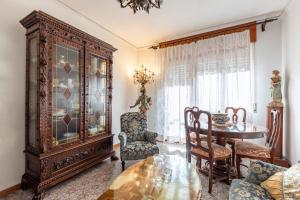 キアンチャーノ・テルメにあるAppartamento Le Termeのリビングルーム(テーブル、大きなキャビネット付)