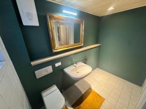 Ένα μπάνιο στο Wunderschönes Ferienhaus für Familien im Harz in historischer Stadtvilla im Herzen Zellerfelds +19 φωτογραφίες