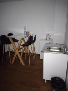 ヴルシャツにあるSandra apartmani 4の部屋にテーブルと椅子のあるキッチン +5枚の写真
