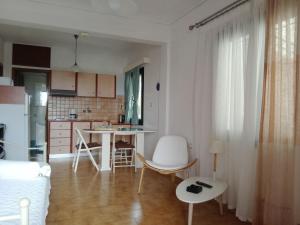 Kuchyňa alebo kuchynka v ubytovaní Ostria Apartments Kalives + 24 fotografií