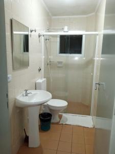 Et badeværelse på Guarujá Enseada - SAMFBAS - Hospedagens a 200m da Praia + 69 billeder