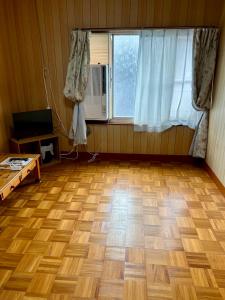 TV a/nebo společenská místnost v ubytování 汐風ライダーハウス -Shiokaze rider house-