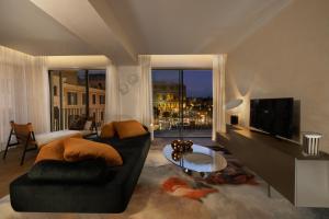 Hotel Palazzo Manfredi – Small Luxury Hotels of the World的电视和/或娱乐中心