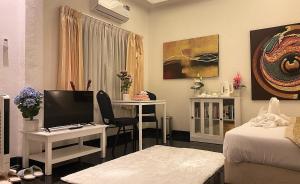 Μια τηλεόραση ή/και κέντρο ψυχαγωγίας στο Oasis HONEYMOON Garden Suite