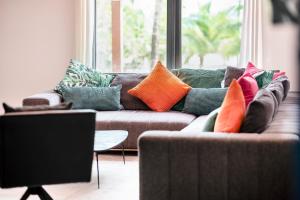 - un salon avec un canapé marron et des oreillers colorés dans l'établissement The Netherland 2A I Ocean Drive I MIAMI BEACH OCEAN RENTAL, à Miami Beach