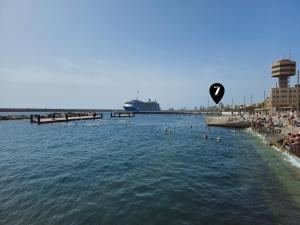 eine Gruppe von Menschen im Wasser an einem Strand in der Unterkunft 7 Luxury Suites By KARAT in Santa Cruz de Tenerife