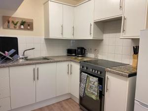 Η κουζίνα ή μικρή κουζίνα στο Dalvey Mill Cottage +14 φωτογραφίες