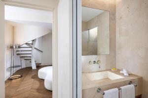 Hotel Palazzo Manfredi – Small Luxury Hotels of the World的一间浴室