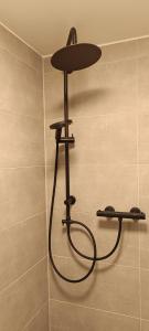a shower head on a wall in a bathroom at Casa Pura Vida in Rees