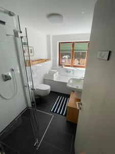 Koupelna v ubytování Haus Kleeblatt im Chiemgau + 31 fotografií