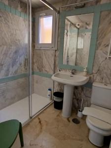 A bathroom at Novo Sancti Petri, La Barrosa, 2 Beds Room Apartamento by Chiclana Dreams