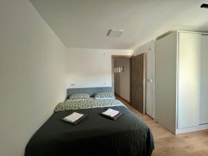 Ένα ή περισσότερα κρεβάτια σε δωμάτιο στο stylish three bed condo